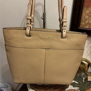 Michael Kors Soft Leather Sand colorTote.HandlesareExcellant LeatherVachetta.EUC